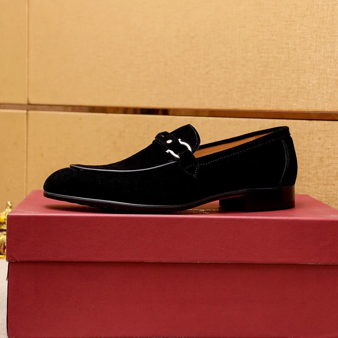 Men's shoes 💰460 💐 Product trademark: Ferragamo "Ferragamo" casual leather shoes Regular size: 38-44 (45.46.47🉑️Customized) Product materials: Selected imported first-layer frosted calfskin upper + luxury hardware buckle, imported water-dyed cow leather lining. Strong three-dimensional visual effect, original outsole color: 2 colors available